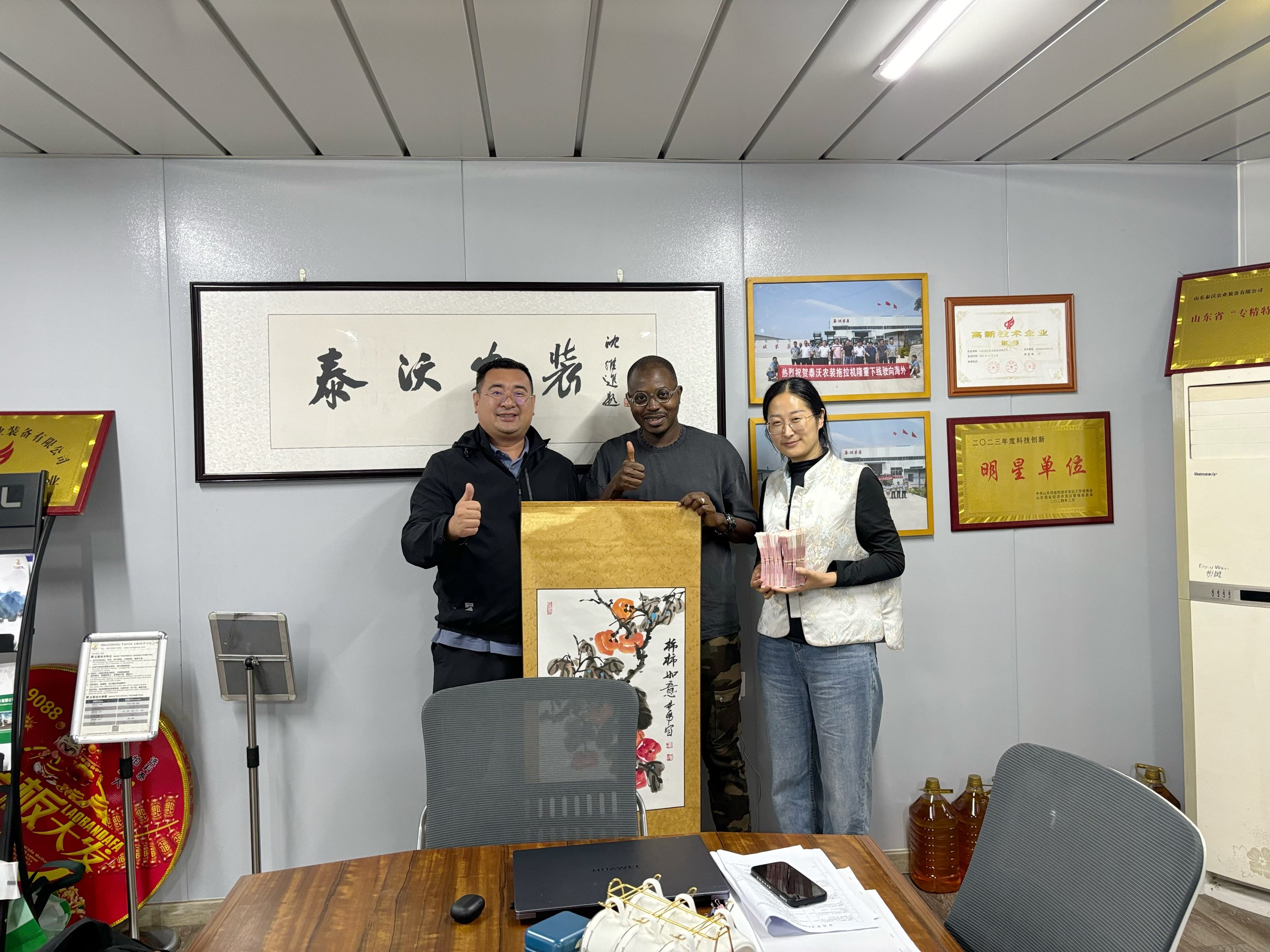 TAVOL Operates with Integrity And Lives Up To Customers' Expectations. Customers From Côte D'Ivoire Braved The Rain for A Test Drive, Strengthening Their Confidence in Cooperation.