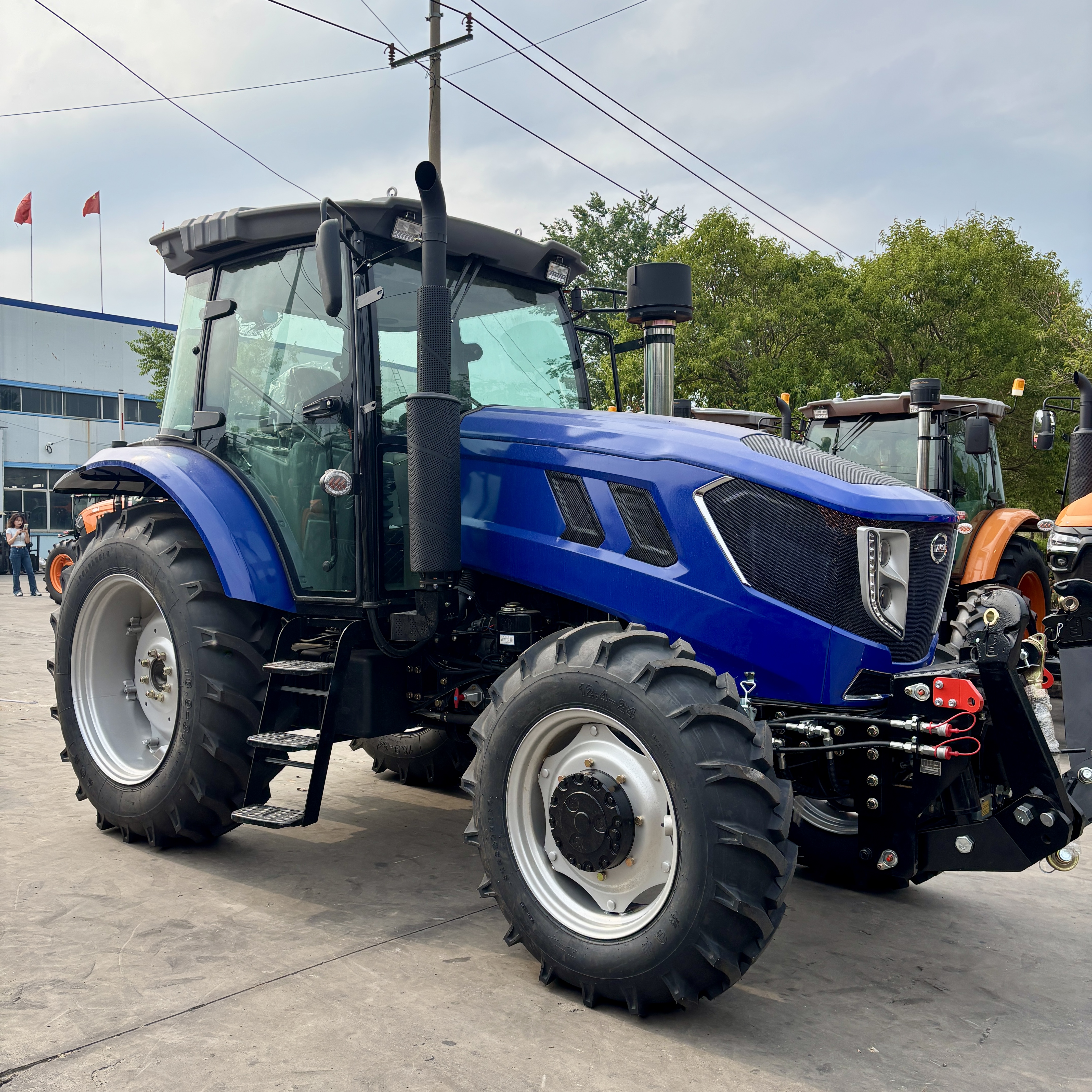 Agricultural Wheel 4wd 150hp Tractor with Front Three-point Suspension