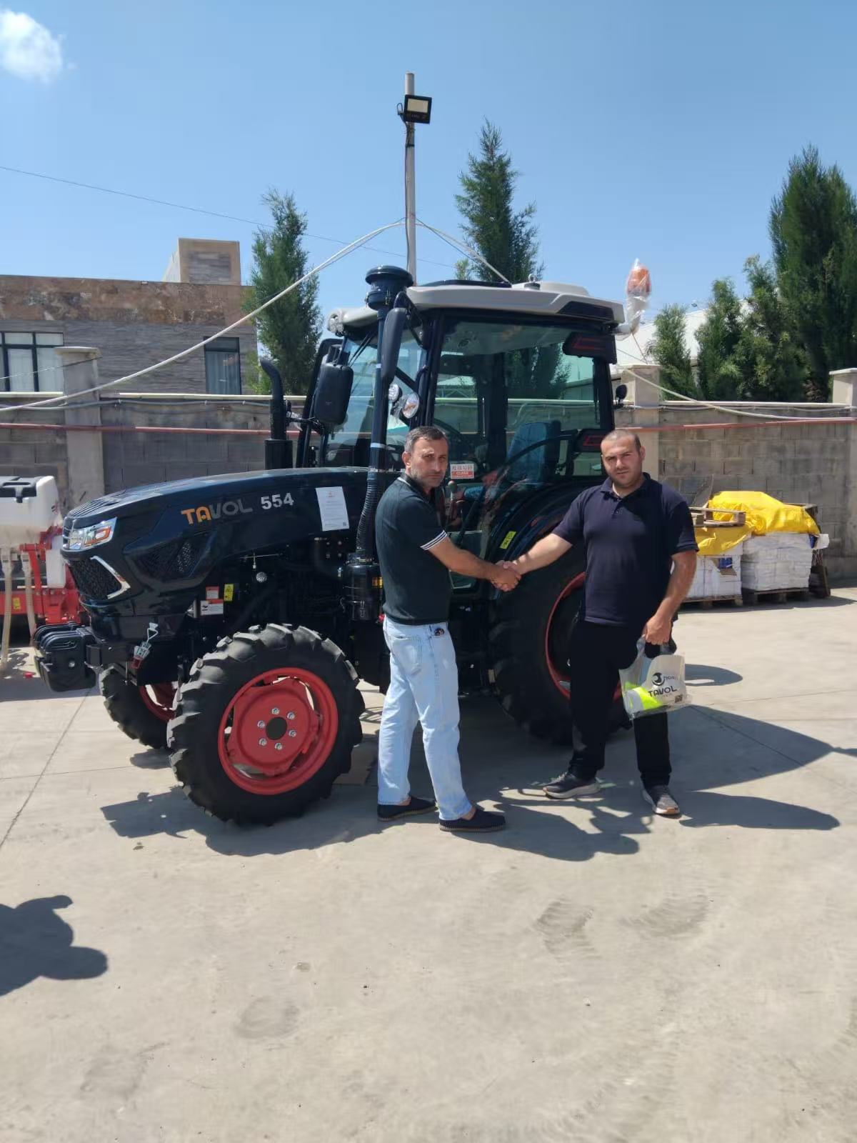 Tavol Tractor 1 (2).jpg
